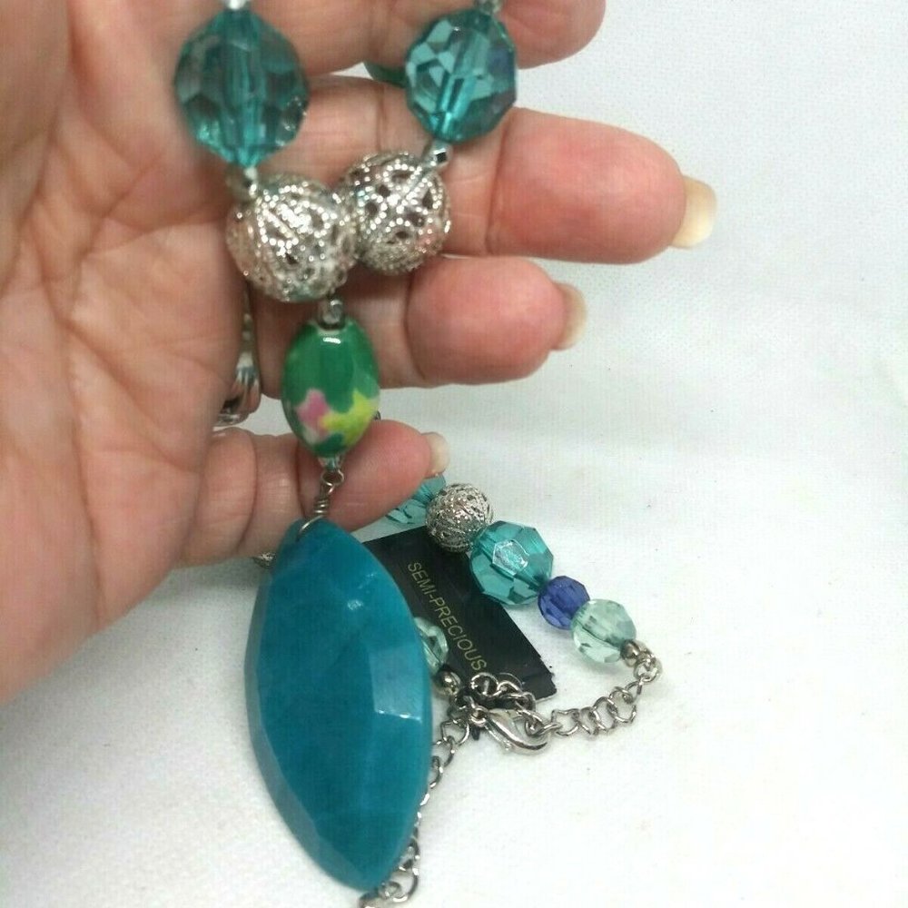 NWT Faceted Crystal Beaded Blue Pendant Necklace